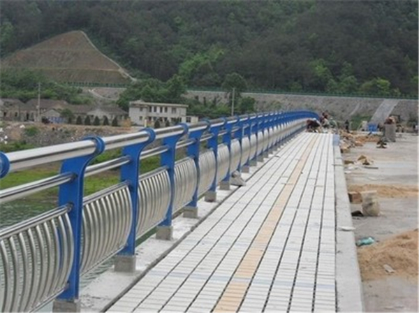 徐汇不锈钢桥梁护栏的特性及其在现代建筑中的应用
